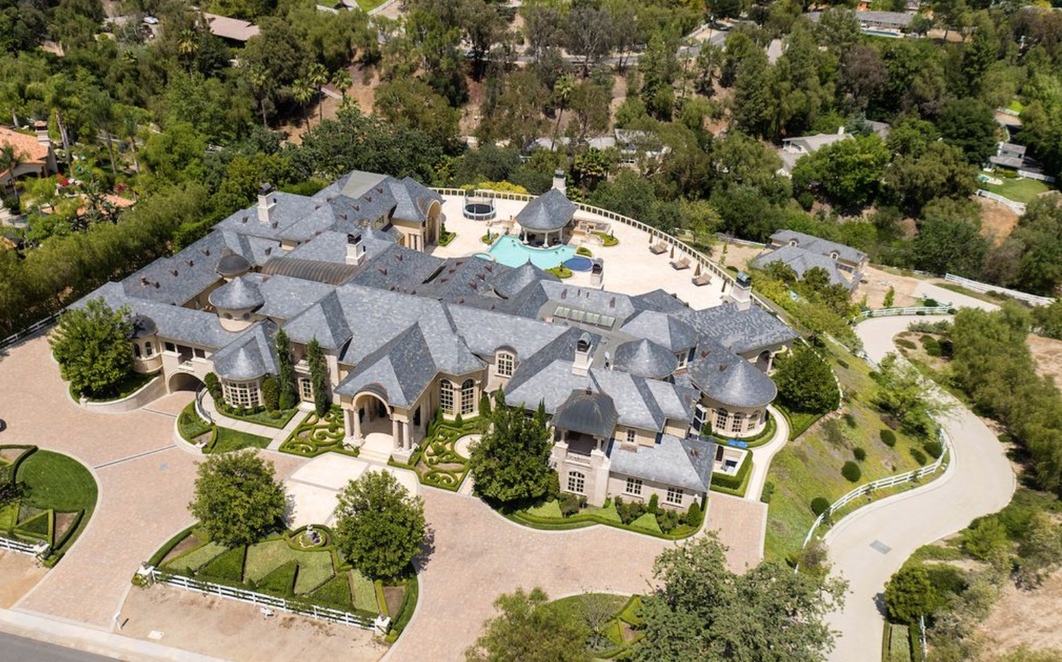 1578075688213-screenshot-jeffree-star-new-dream-house-from-above