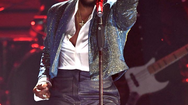 Usher Emulates Prince During Randomly Timed Grammys Tribute