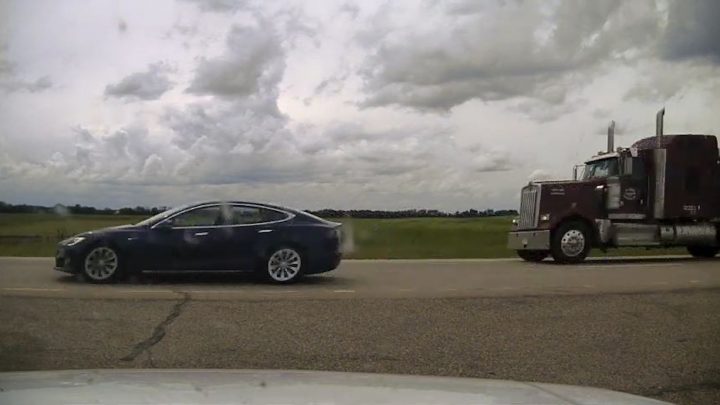Police Charge Tesla Driver Caught Asleep While Going 150 km/h on Autopilot
